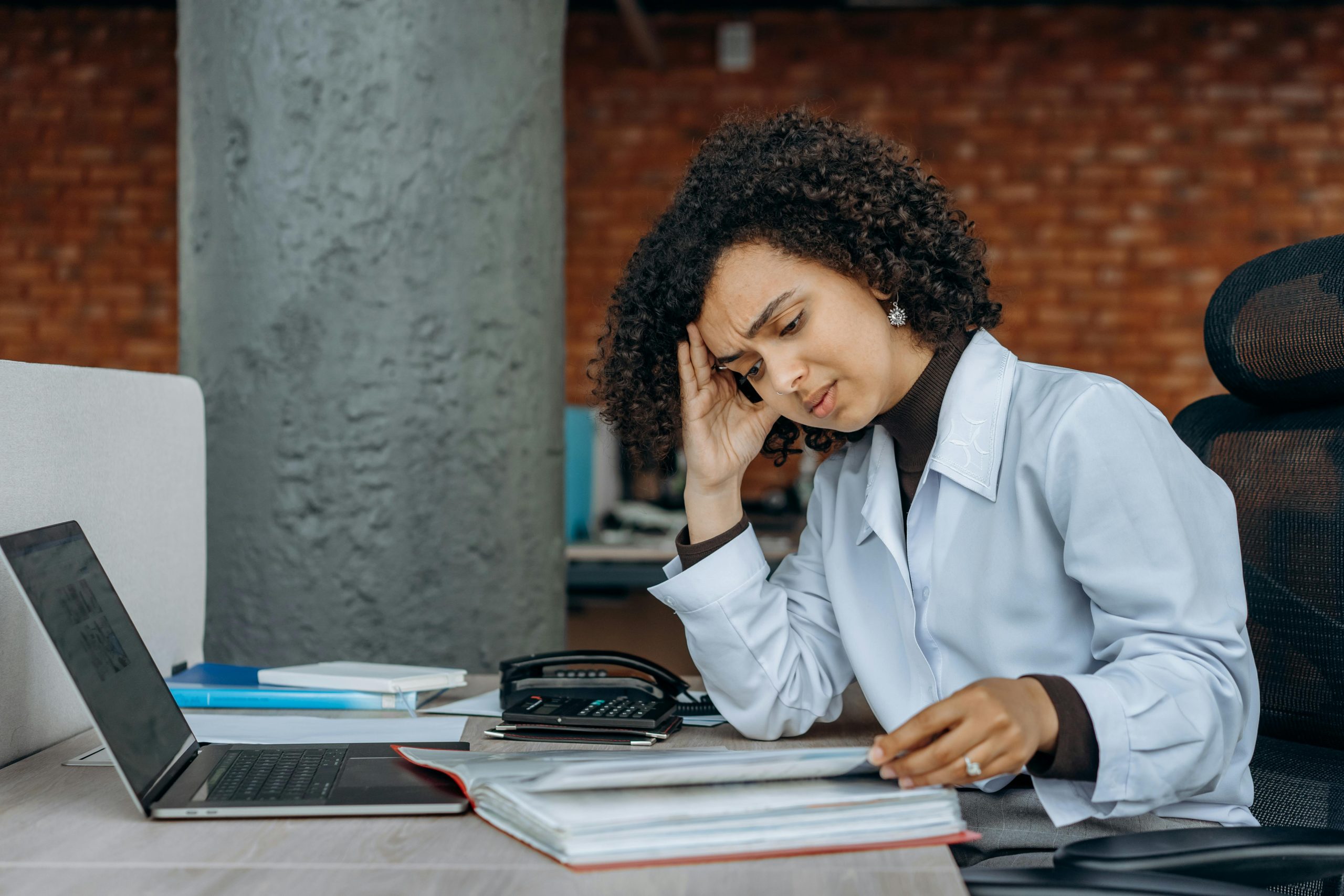 Zzp'er bezig met administratie en belastingen