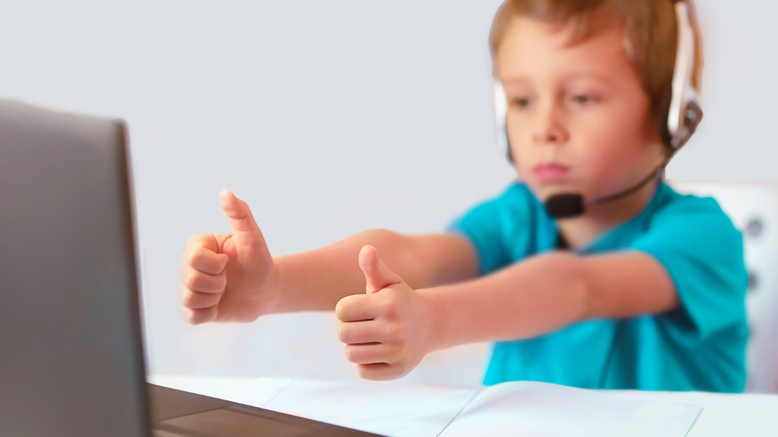 Leerling maakt adaptieve Doorstroomtoets digitaal.