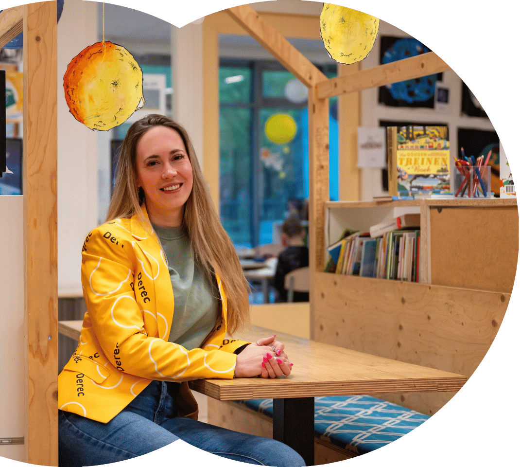 Blije leerkracht in een basisschool.